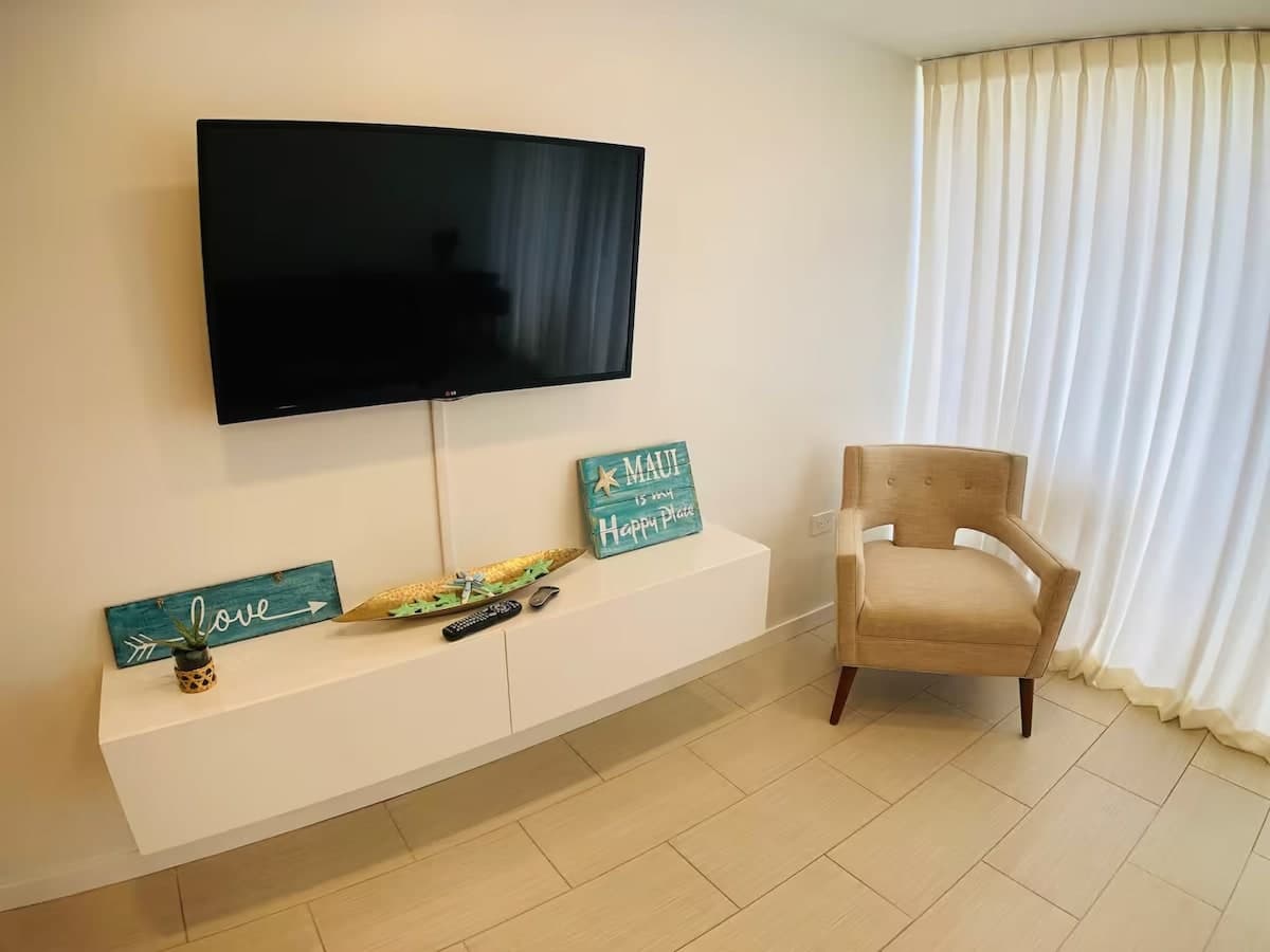 Condo in Lahaina · ★4.83 · 1 bedroom · 2 beds · 1 shared bath - Photo 1