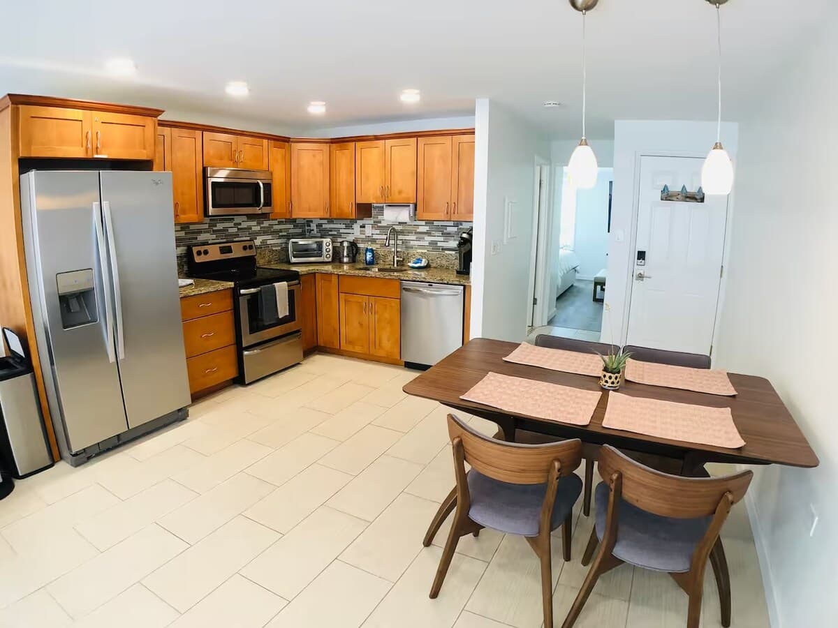 Condo in Lahaina · ★4.83 · 1 bedroom · 2 beds · 1 shared bath - Photo 2