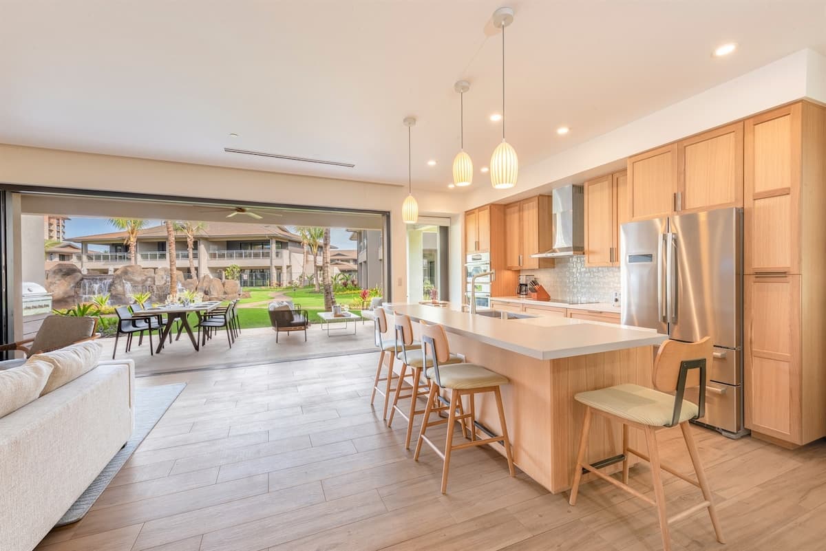 Villa in Lahaina · ★4.6 · 6 bedrooms · 8 beds · 6 private baths - Photo 2