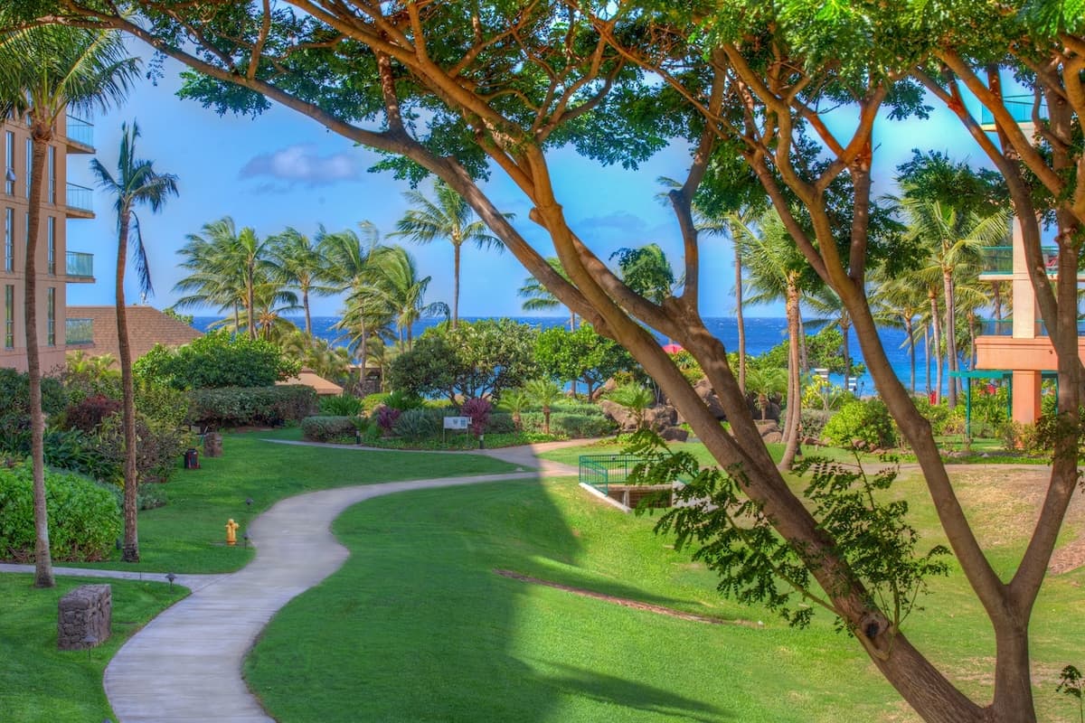 Villa in Lahaina · ★5.0 · 6 bedrooms · 8 beds · 6 private baths - Photo 4