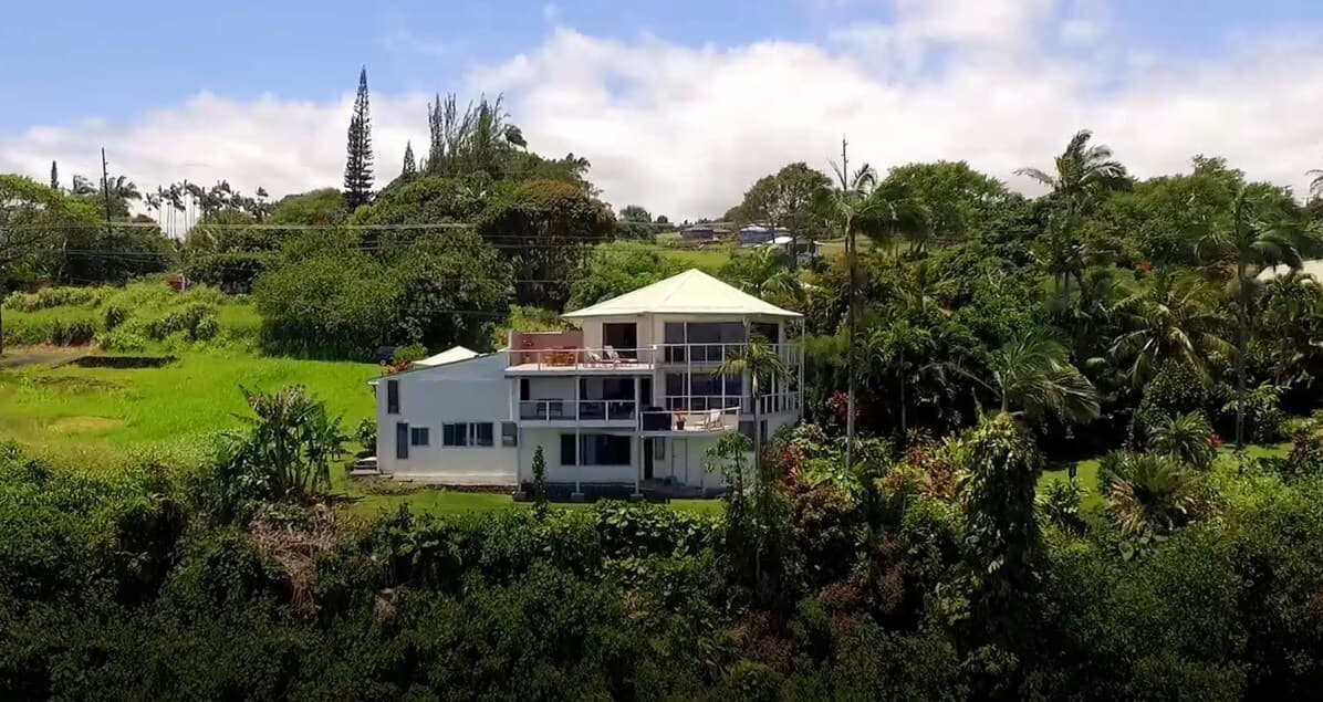 Home in Laupahoehoe · ★4.94 · 3 bedrooms · 3 beds · 3 baths - Photo 2