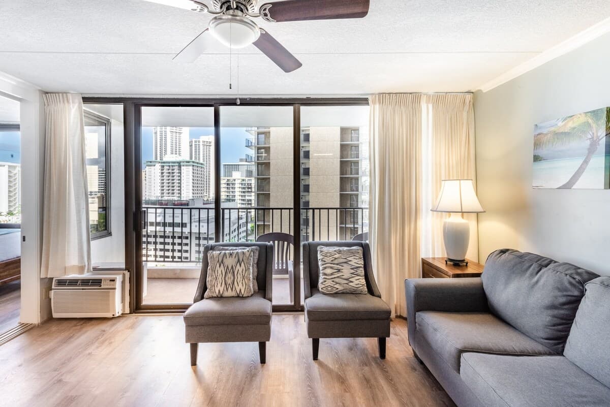 Condo in Honolulu · ★4.39 · 1 bedroom · 3 beds · 1 private bath - Photo 4