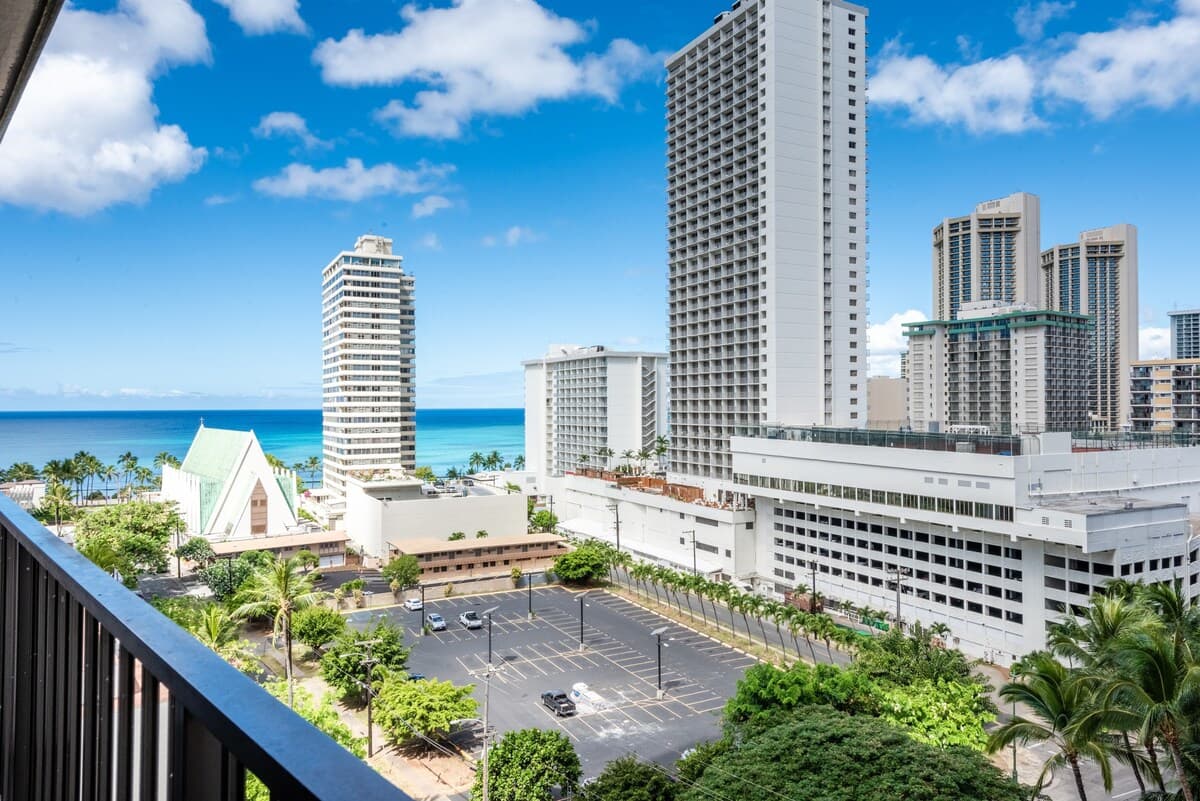 Condo in Honolulu · ★4.39 · 1 bedroom · 3 beds · 1 private bath - Photo 5