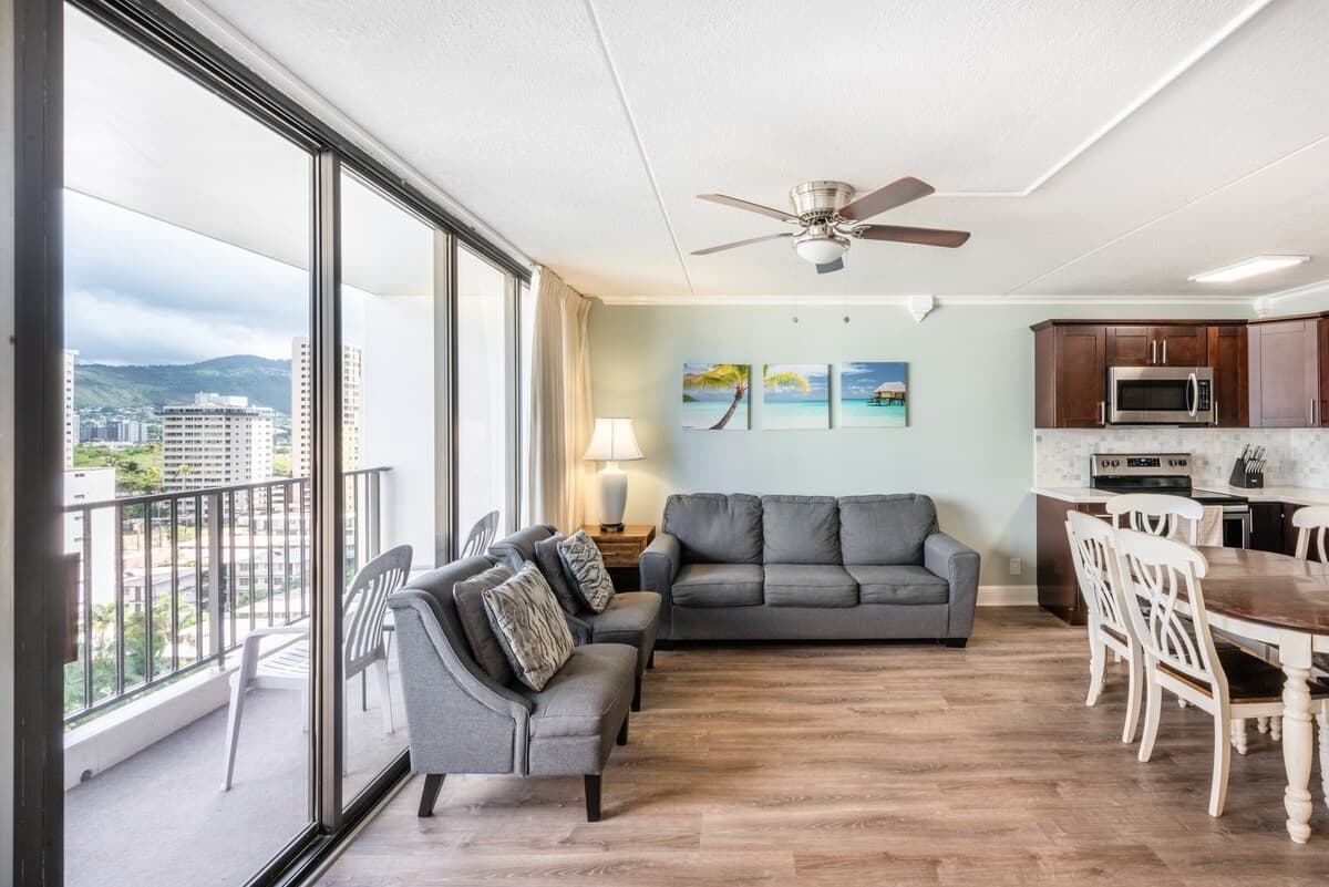Condo in Honolulu · ★4.39 · 1 bedroom · 3 beds · 1 private bath - Photo 2