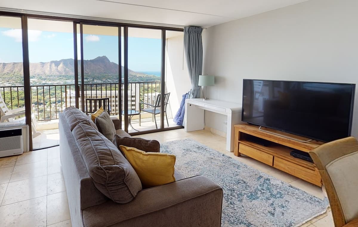 Condo in Honolulu · ★4.32 · 1 bedroom · 3 beds · 1 private bath - Photo 1