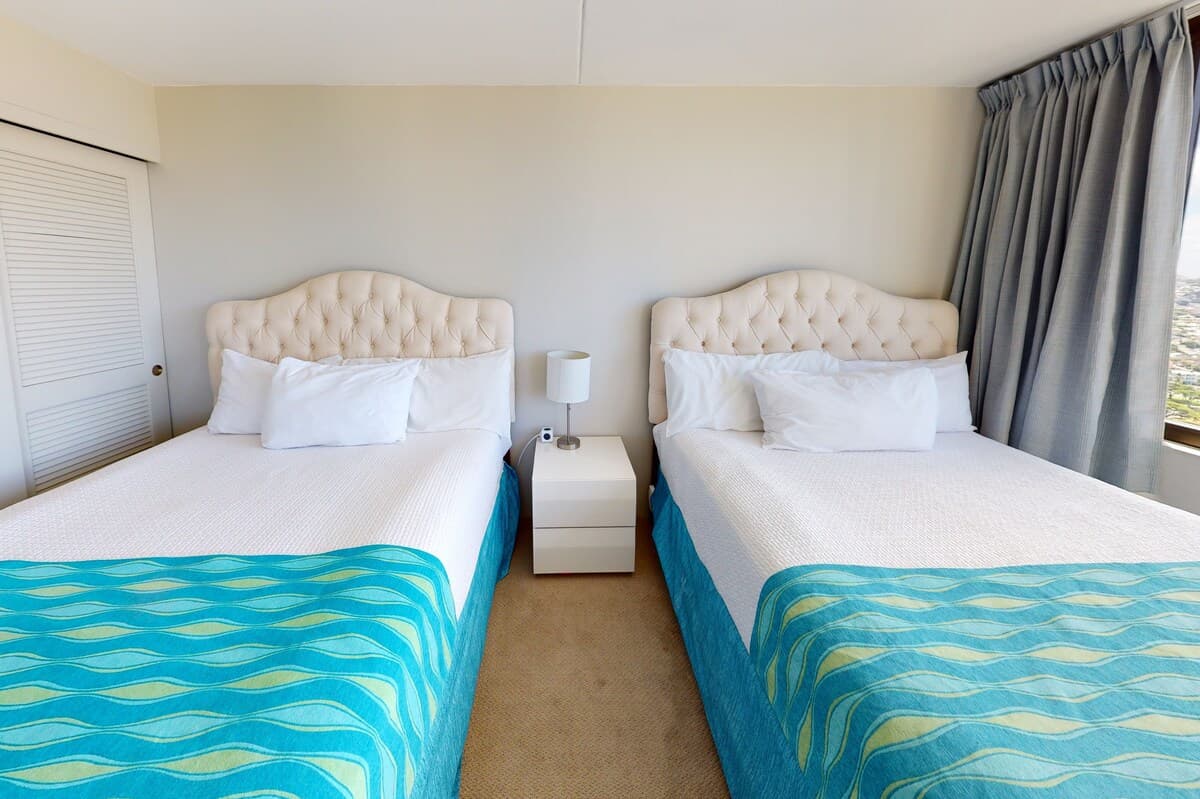 Condo in Honolulu · ★4.32 · 1 bedroom · 3 beds · 1 private bath - Photo 3