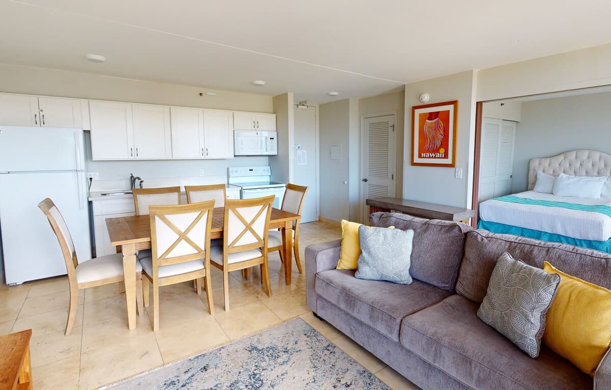 Condo in Honolulu · ★4.32 · 1 bedroom · 3 beds · 1 private bath - Photo 5