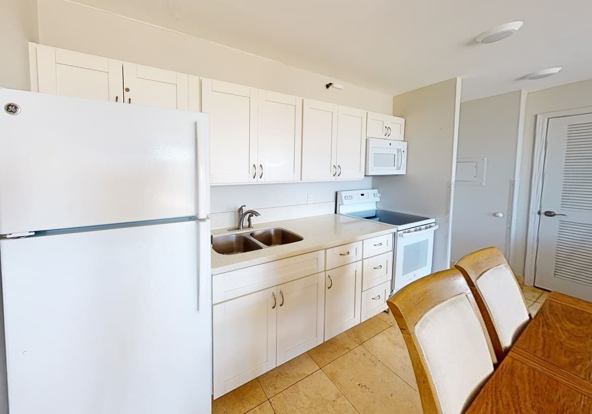 Condo in Honolulu · ★4.32 · 1 bedroom · 3 beds · 1 private bath - Photo 2