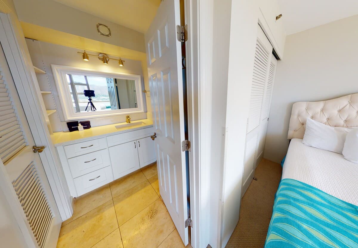 Condo in Honolulu · ★4.32 · 1 bedroom · 3 beds · 1 private bath - Photo 4