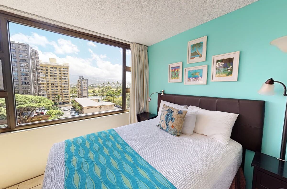Condo in Honolulu · ★4.2 · 1 bedroom · 3 beds · 1 private bath - Photo 2