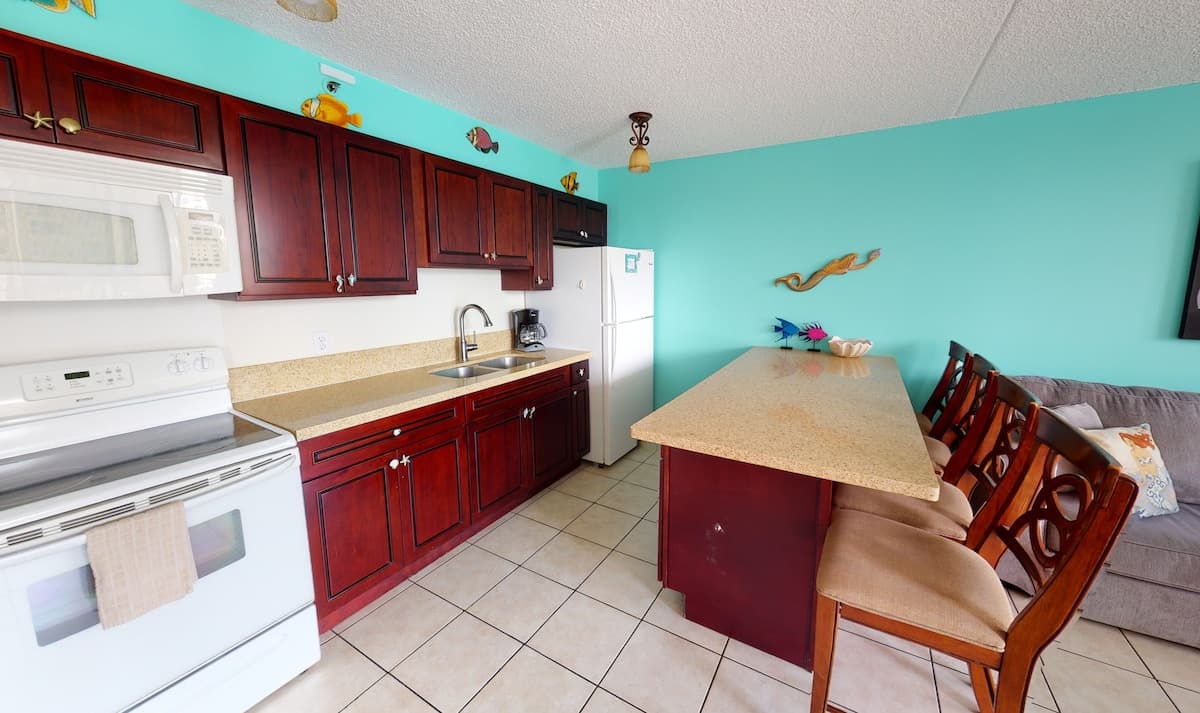 Condo in Honolulu · ★4.2 · 1 bedroom · 3 beds · 1 private bath - Photo 3