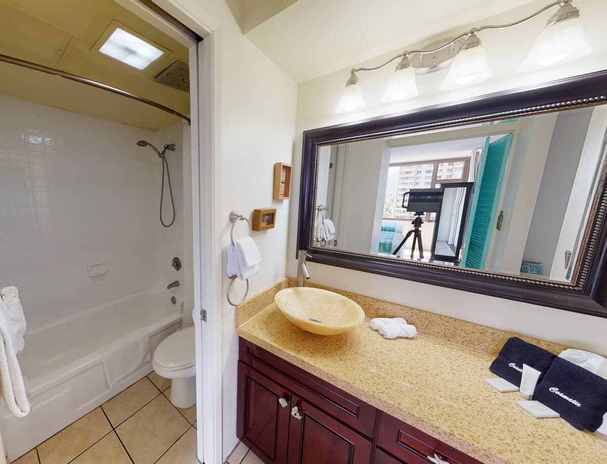 Condo in Honolulu · ★4.2 · 1 bedroom · 3 beds · 1 private bath - Photo 4
