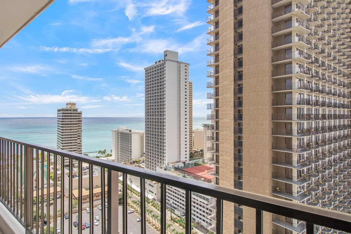 Condo in Honolulu · ★4.0 · 1 bedroom · 3 beds · 1 private bath - Photo 5