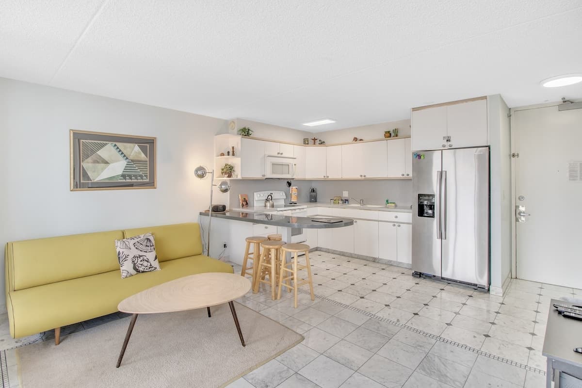 Condo in Honolulu · ★4.0 · 1 bedroom · 3 beds · 1 private bath - Photo 1