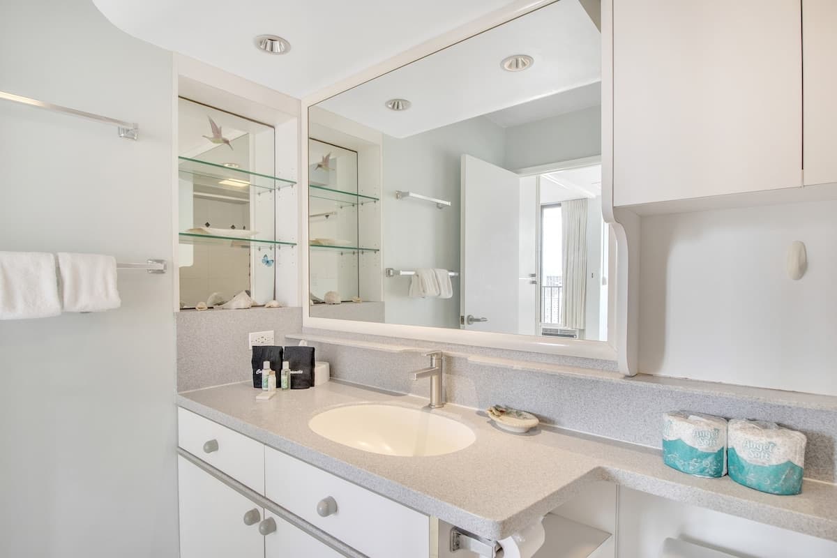 Condo in Honolulu · ★4.0 · 1 bedroom · 3 beds · 1 private bath - Photo 4