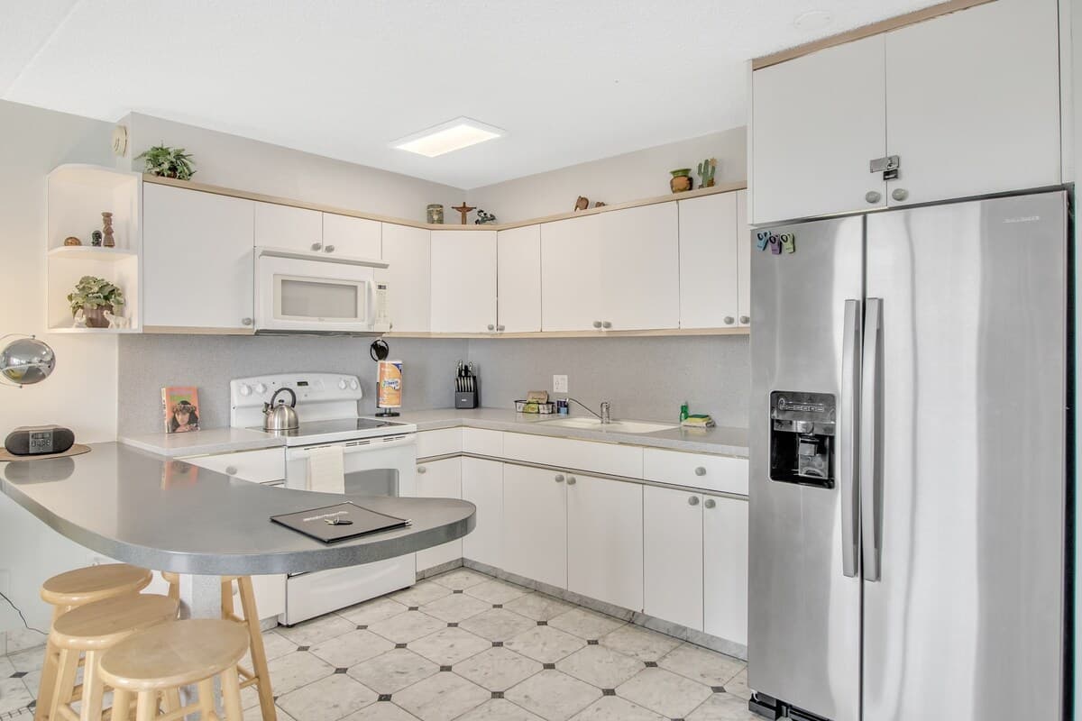 Condo in Honolulu · ★4.0 · 1 bedroom · 3 beds · 1 private bath - Photo 2