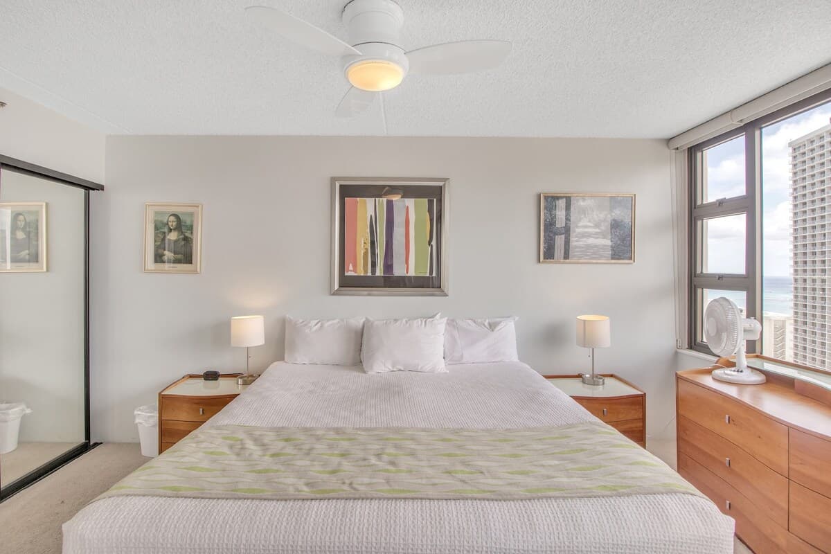 Condo in Honolulu · ★4.0 · 1 bedroom · 3 beds · 1 private bath - Photo 3