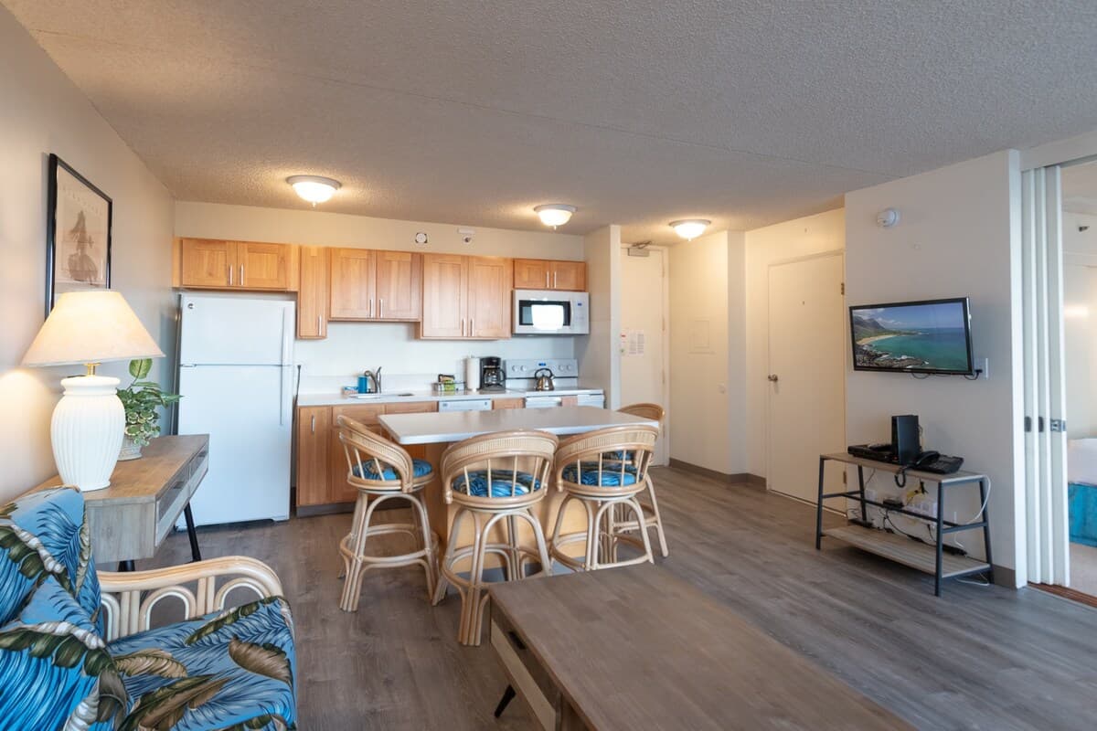 Condo in Honolulu · ★4.43 · 1 bedroom · 3 beds · 1 private bath - Photo 4