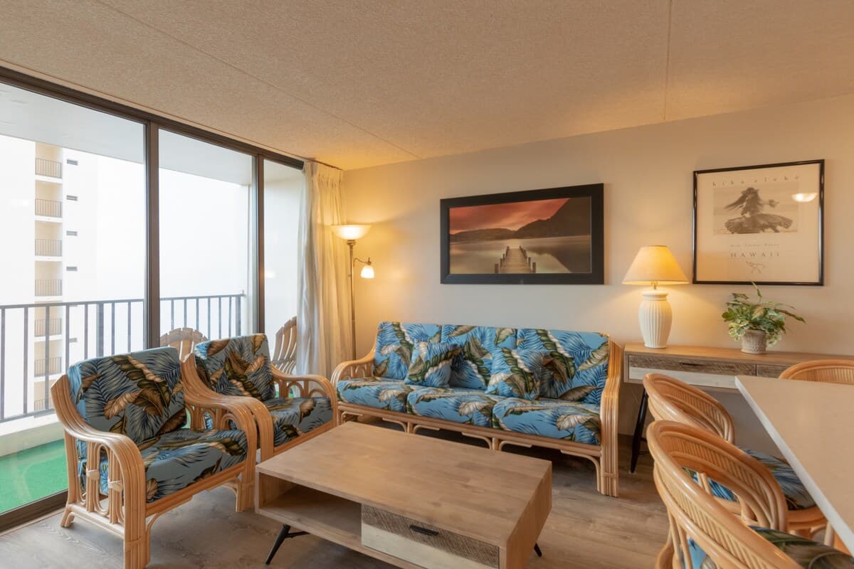Condo in Honolulu · ★4.43 · 1 bedroom · 3 beds · 1 private bath - Photo 2
