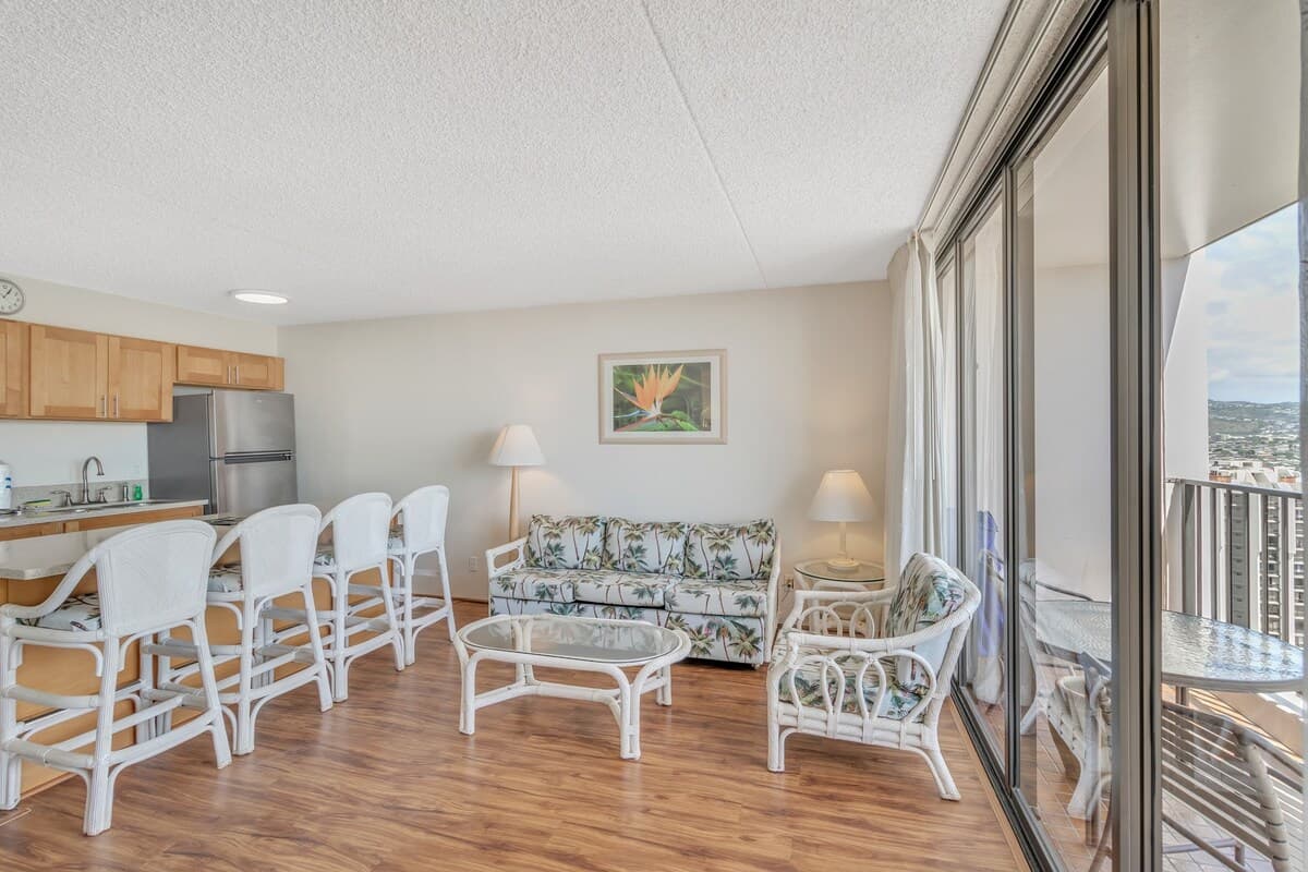 Condo in Honolulu · ★4.77 · 1 bedroom · 3 beds · 1 private bath - Photo 3
