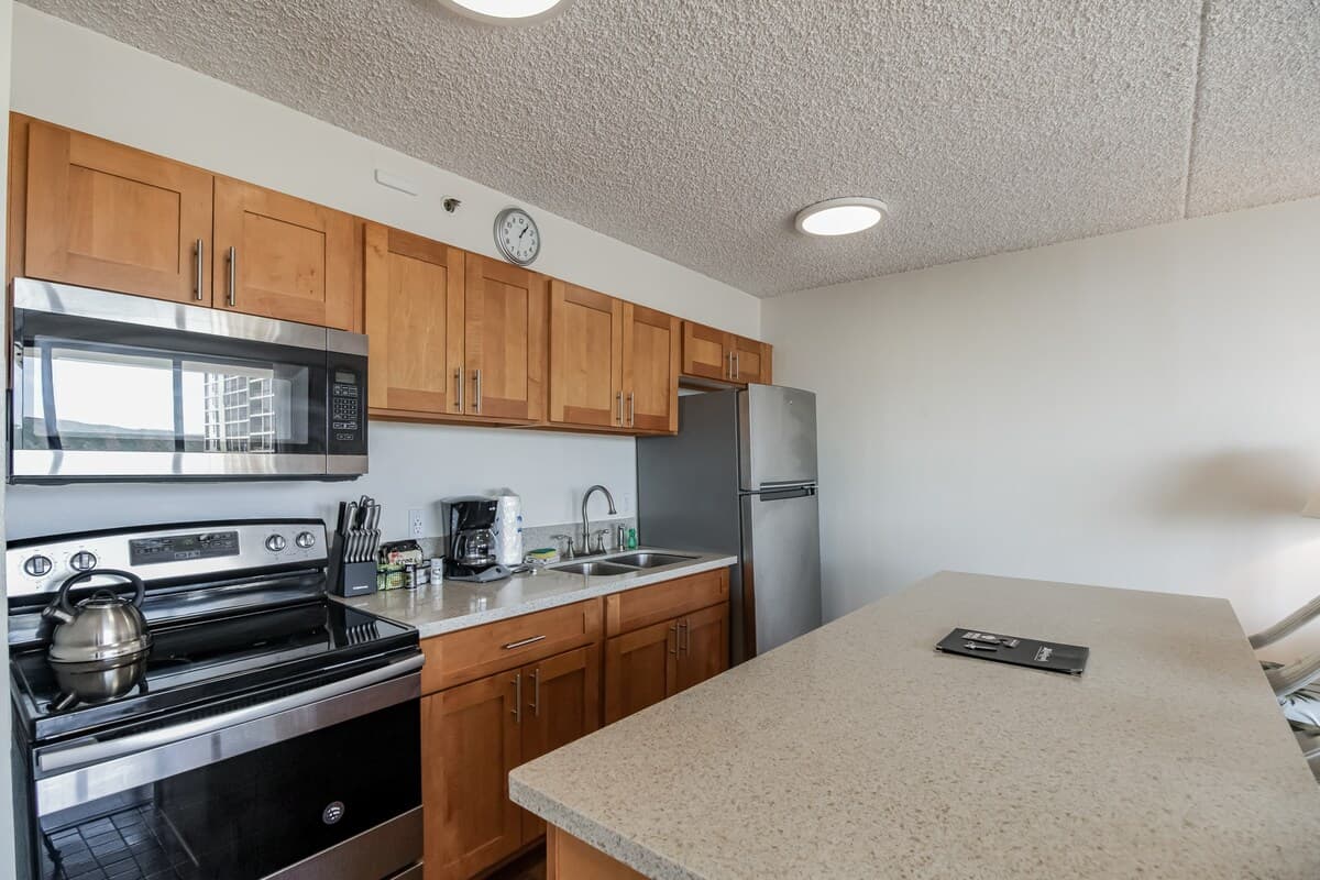 Condo in Honolulu · ★4.77 · 1 bedroom · 3 beds · 1 private bath - Photo 5
