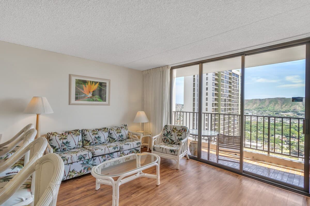 Condo in Honolulu · ★4.77 · 1 bedroom · 3 beds · 1 private bath - Photo 2