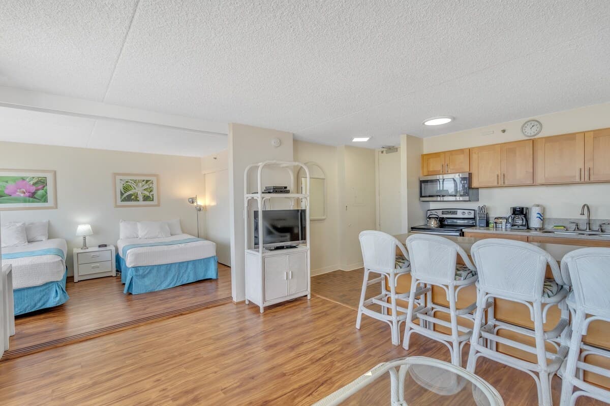 Condo in Honolulu · ★4.77 · 1 bedroom · 3 beds · 1 private bath - Photo 4