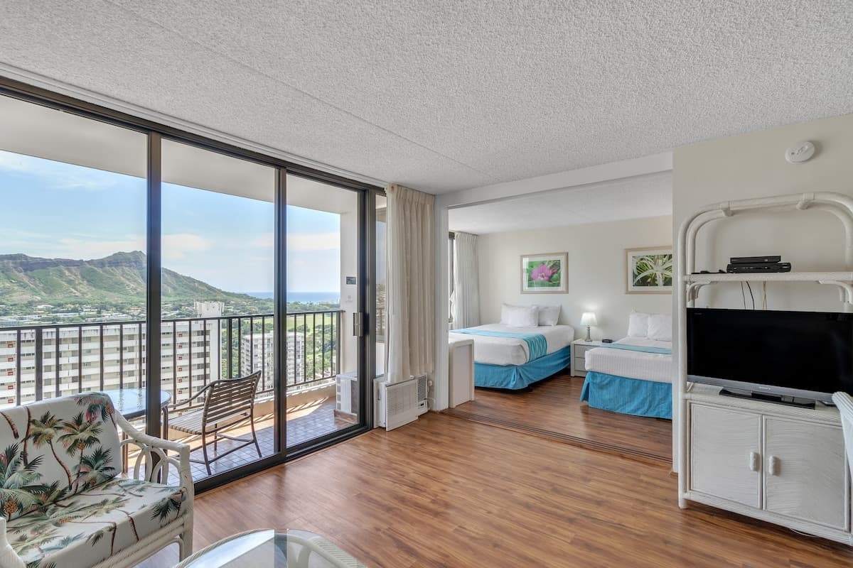 Condo in Honolulu · ★4.77 · 1 bedroom · 3 beds · 1 private bath - Photo 1