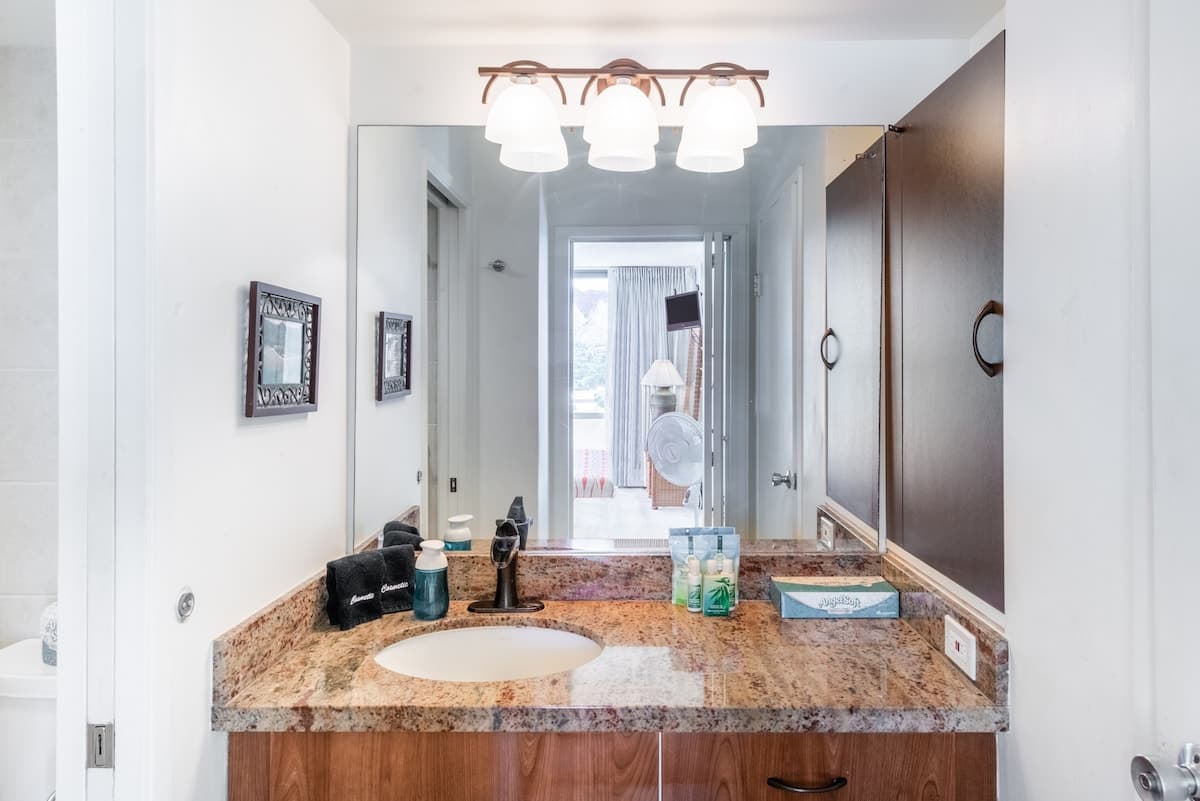 Condo in Honolulu · ★4.47 · 1 bedroom · 3 beds · 1 private bath - Photo 4