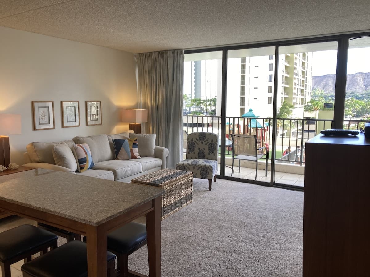 Condo in Honolulu · ★4.47 · 1 bedroom · 3 beds · 1 private bath - Photo 5