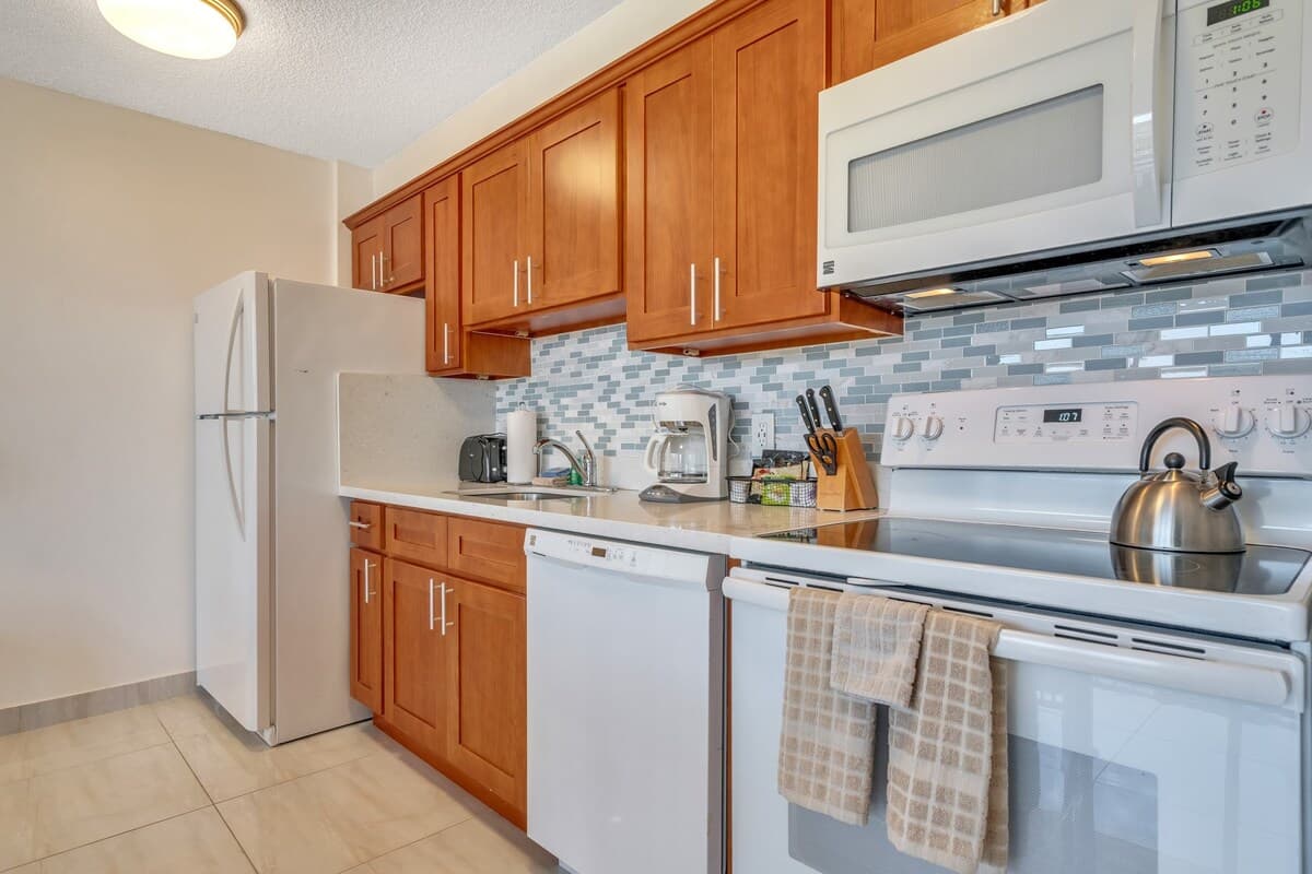 Condo in Honolulu · ★4.0 · 1 bedroom · 6 beds · 1 private bath - Photo 4