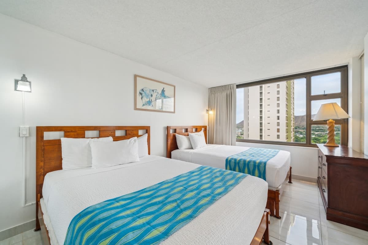 Condo in Honolulu · ★4.0 · 1 bedroom · 6 beds · 1 private bath - Photo 1