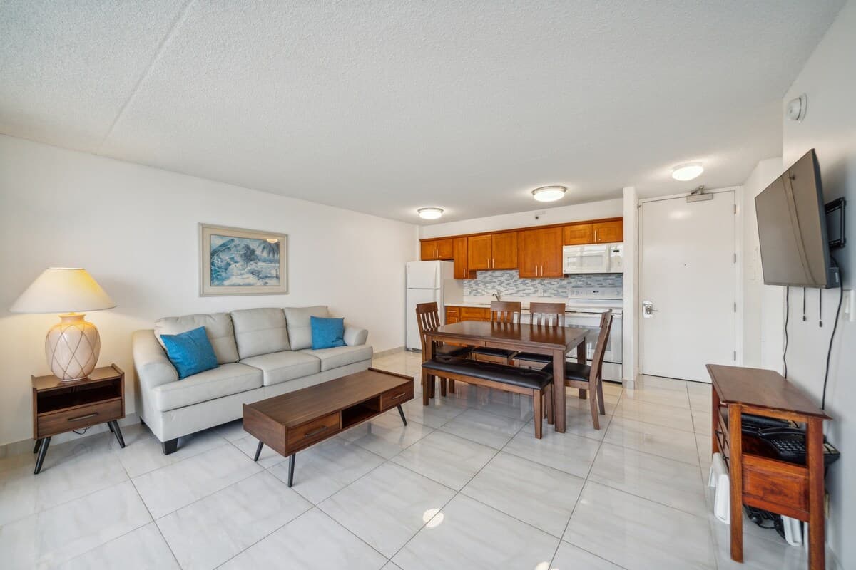Condo in Honolulu · ★4.0 · 1 bedroom · 6 beds · 1 private bath - Photo 3