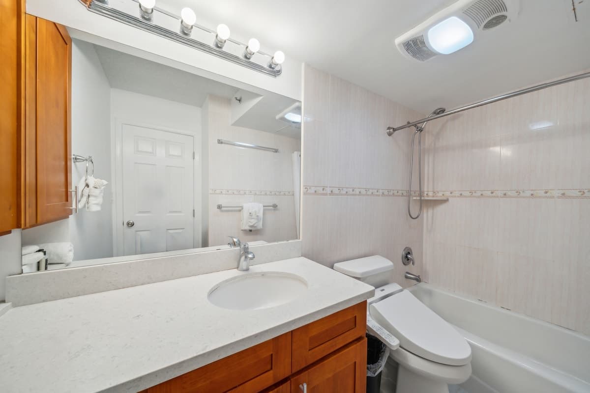 Condo in Honolulu · ★4.0 · 1 bedroom · 6 beds · 1 private bath - Photo 5