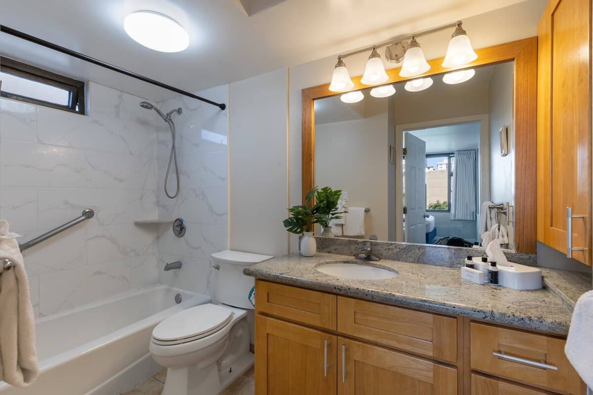 Condo in Honolulu · ★4.35 · 1 bedroom · 4 beds · 1 private bath - Photo 5