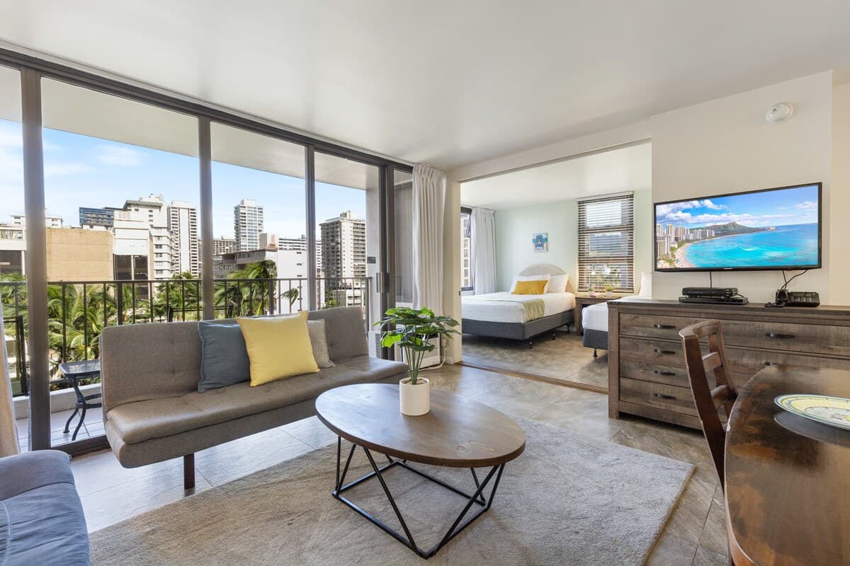 Condo in Honolulu · ★4.35 · 1 bedroom · 4 beds · 1 private bath - Photo 1