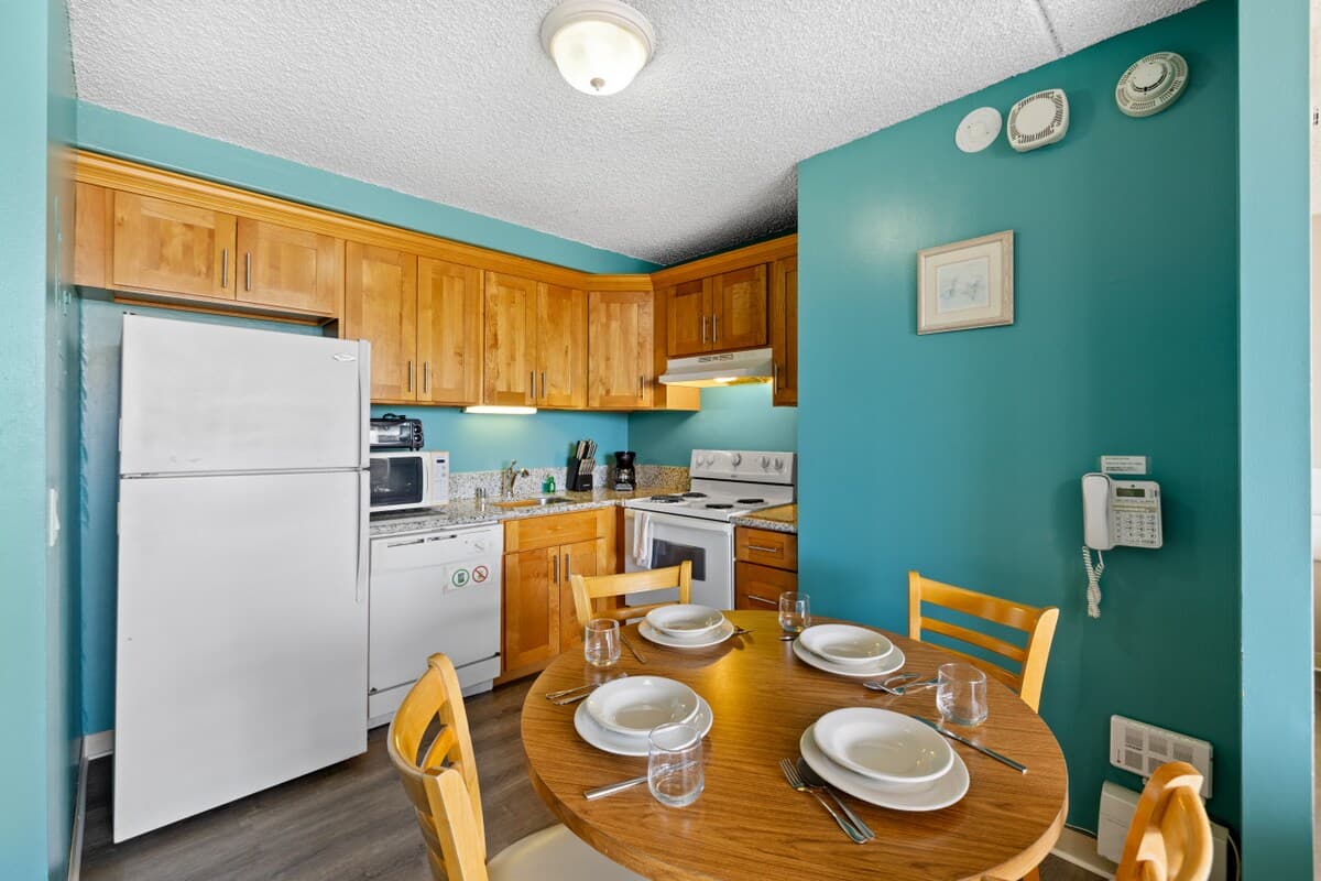 Condo in Honolulu · ★4.33 · 1 bedroom · 3 beds · 1 private bath - Photo 3