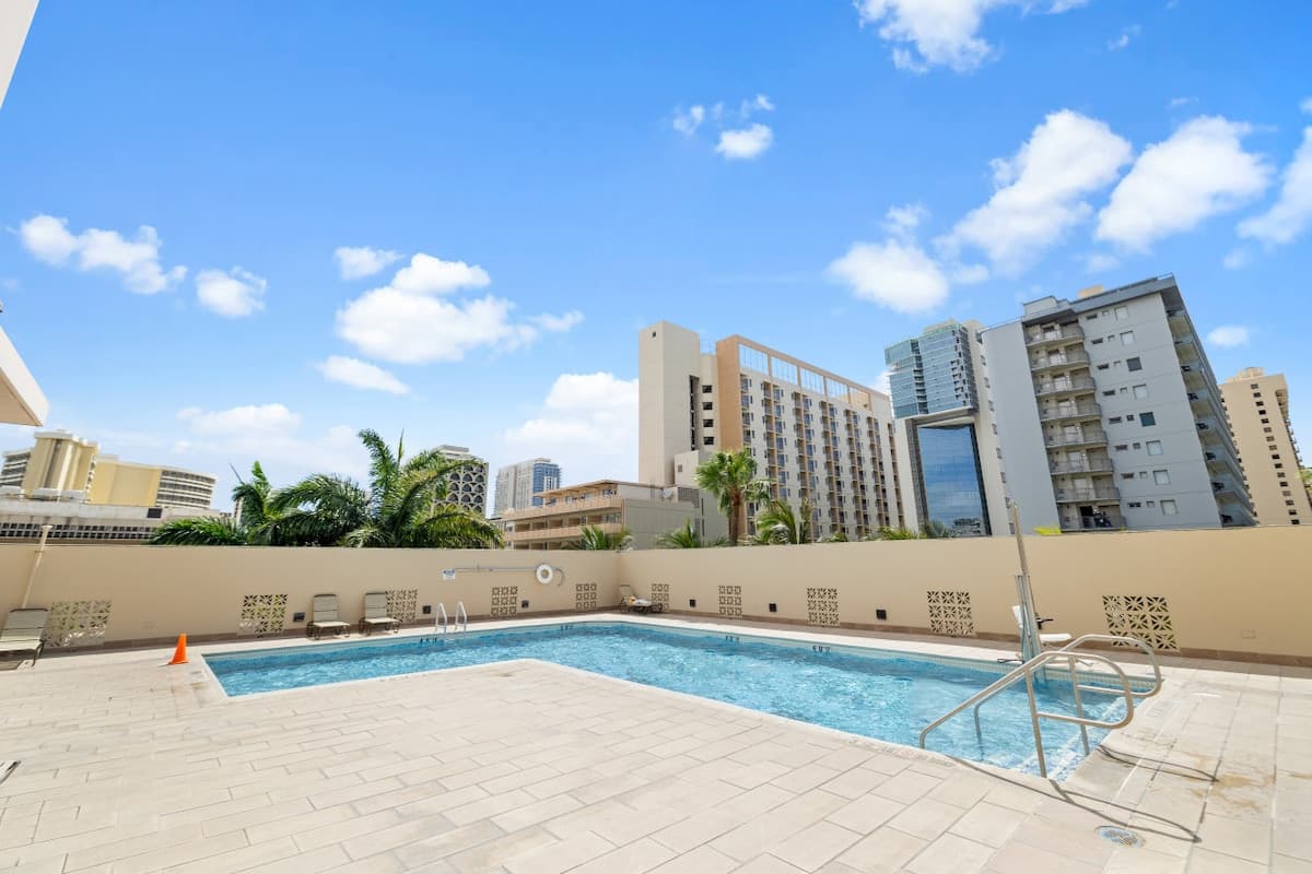 Condo in Honolulu · ★4.83 · 1 bedroom · 3 beds · 1 private bath - Photo 5
