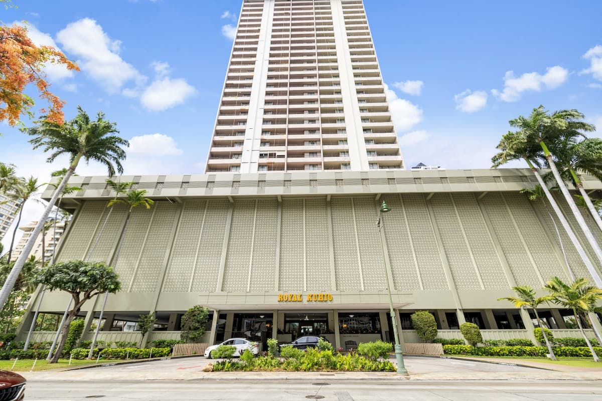 Condo in Honolulu · ★4.83 · 1 bedroom · 3 beds · 1 private bath - Photo 2