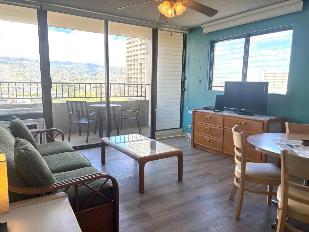Condo in Honolulu · ★4.5 · 1 bedroom · 3 beds · 1 private bath - Photo 2