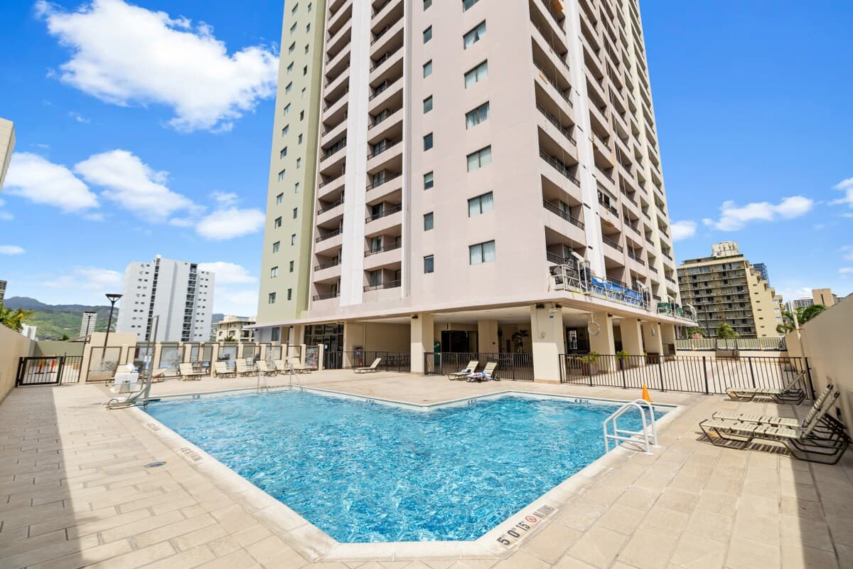 Condo in Honolulu · ★4.5 · 1 bedroom · 3 beds · 1 private bath - Photo 5
