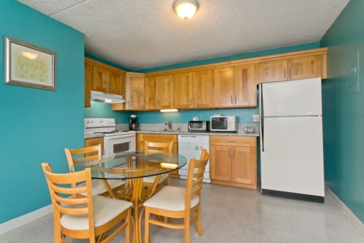Condo in Honolulu · ★4.0 · 1 bedroom · 3 beds · 1 private bath - Photo 5