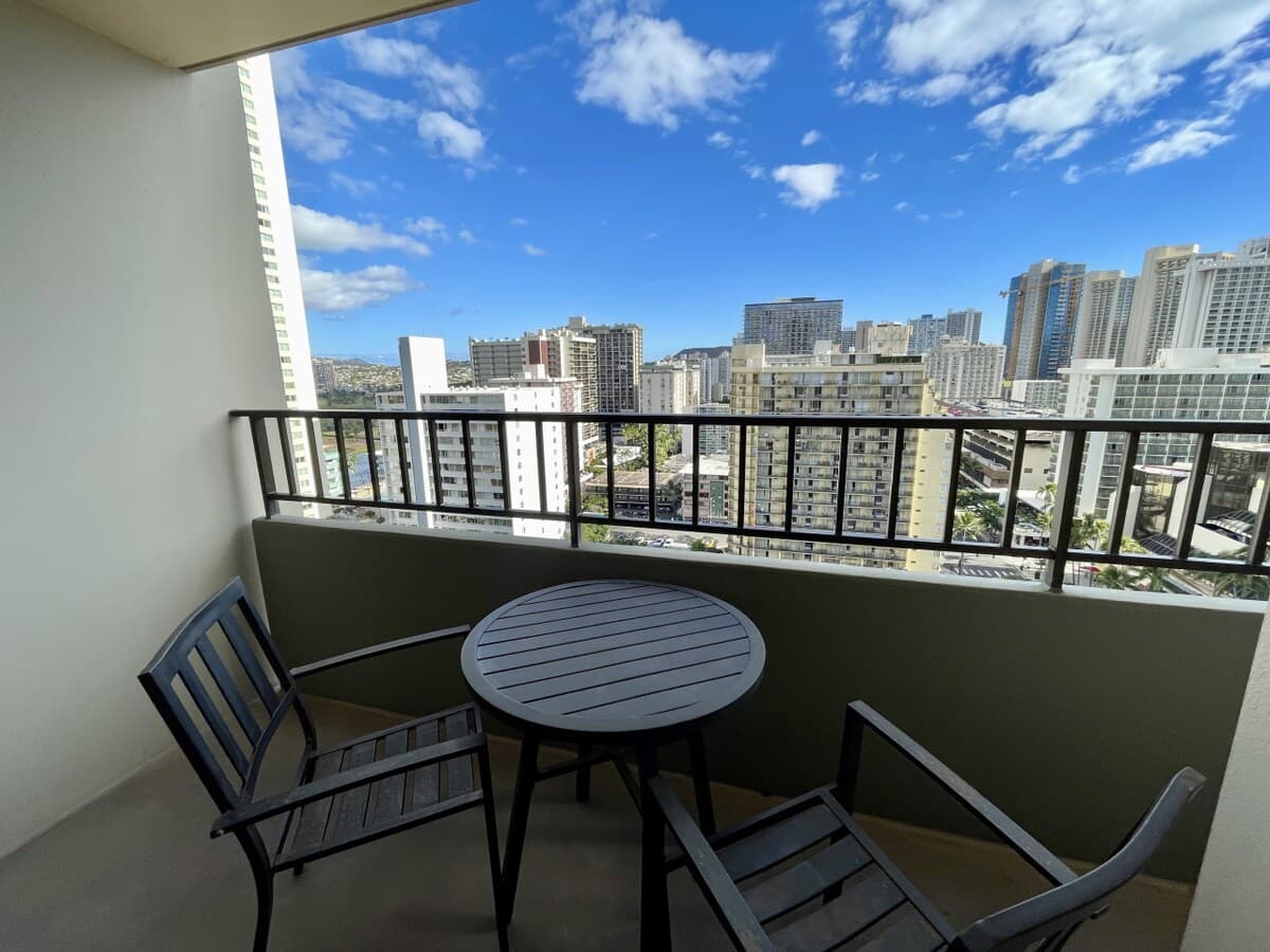Condo in Honolulu · ★4.0 · 1 bedroom · 3 beds · 1 private bath - Photo 1