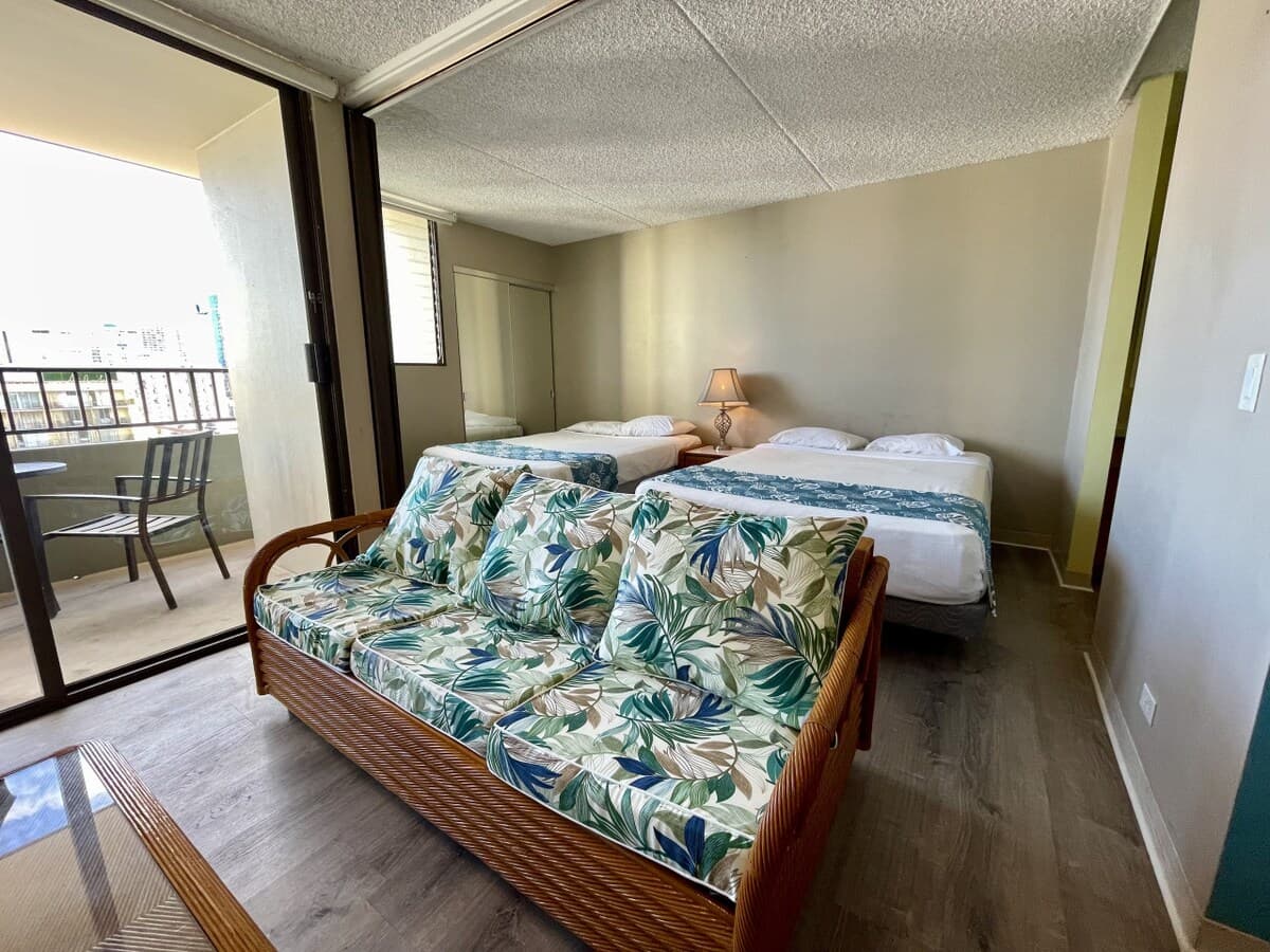 Condo in Honolulu · ★4.0 · 1 bedroom · 3 beds · 1 private bath - Photo 4