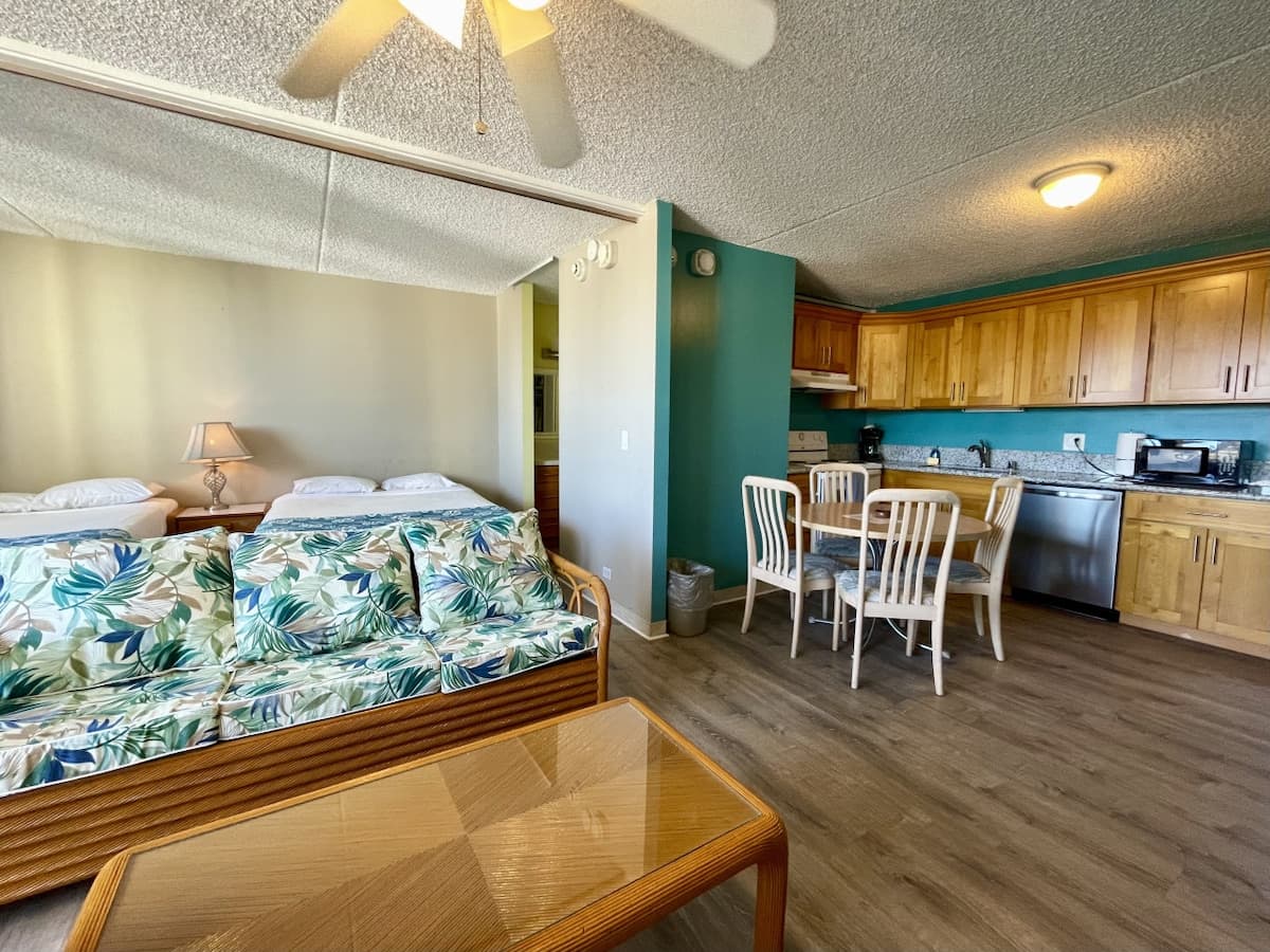 Condo in Honolulu · ★4.0 · 1 bedroom · 3 beds · 1 private bath - Photo 2
