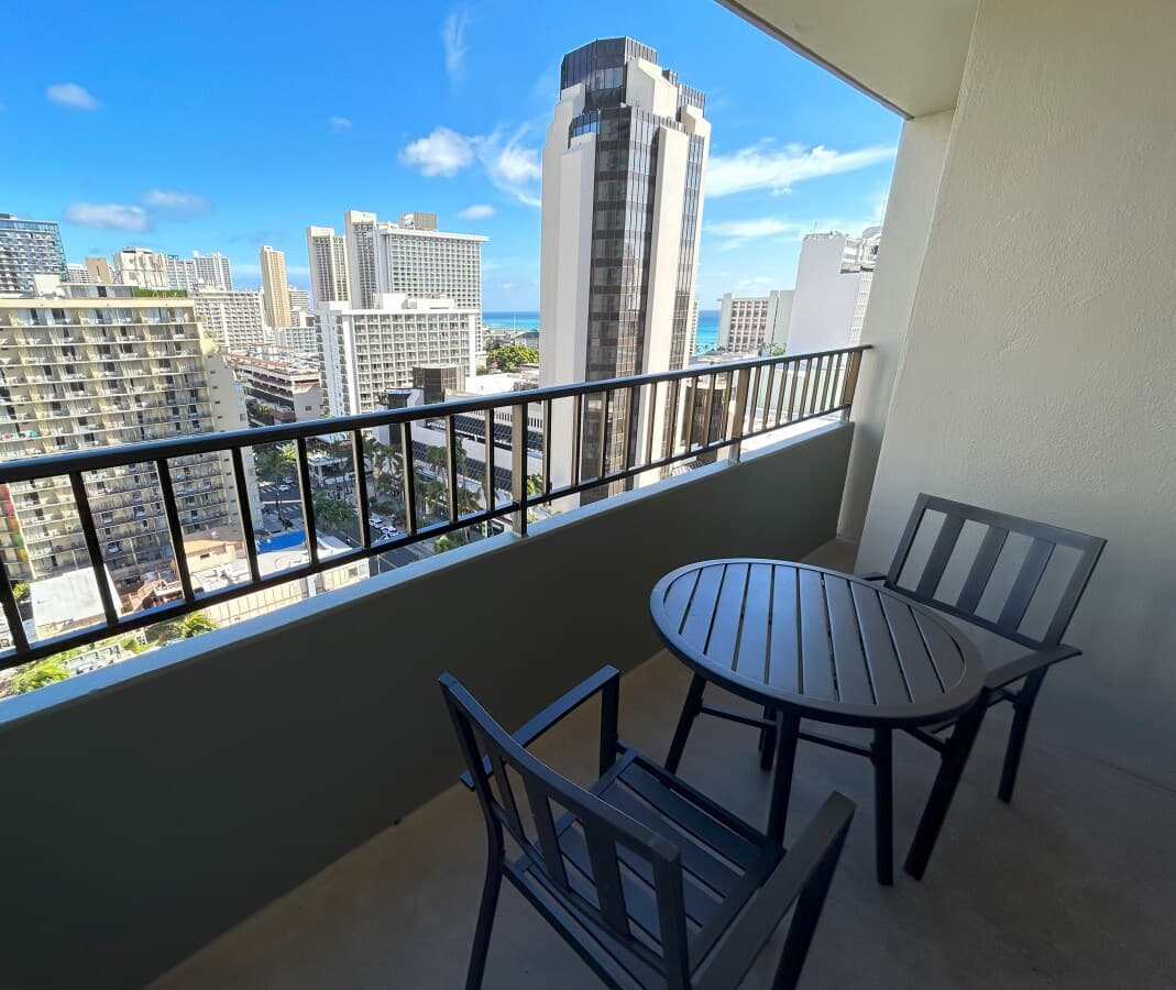 Condo in Honolulu · ★4.0 · 1 bedroom · 3 beds · 1 private bath - Photo 3