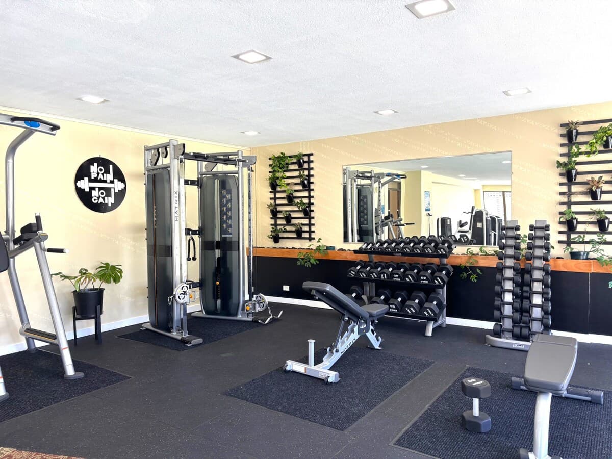 Condo in Honolulu · ★4.21 · 1 bedroom · 3 beds · 1 private bath - Photo 4