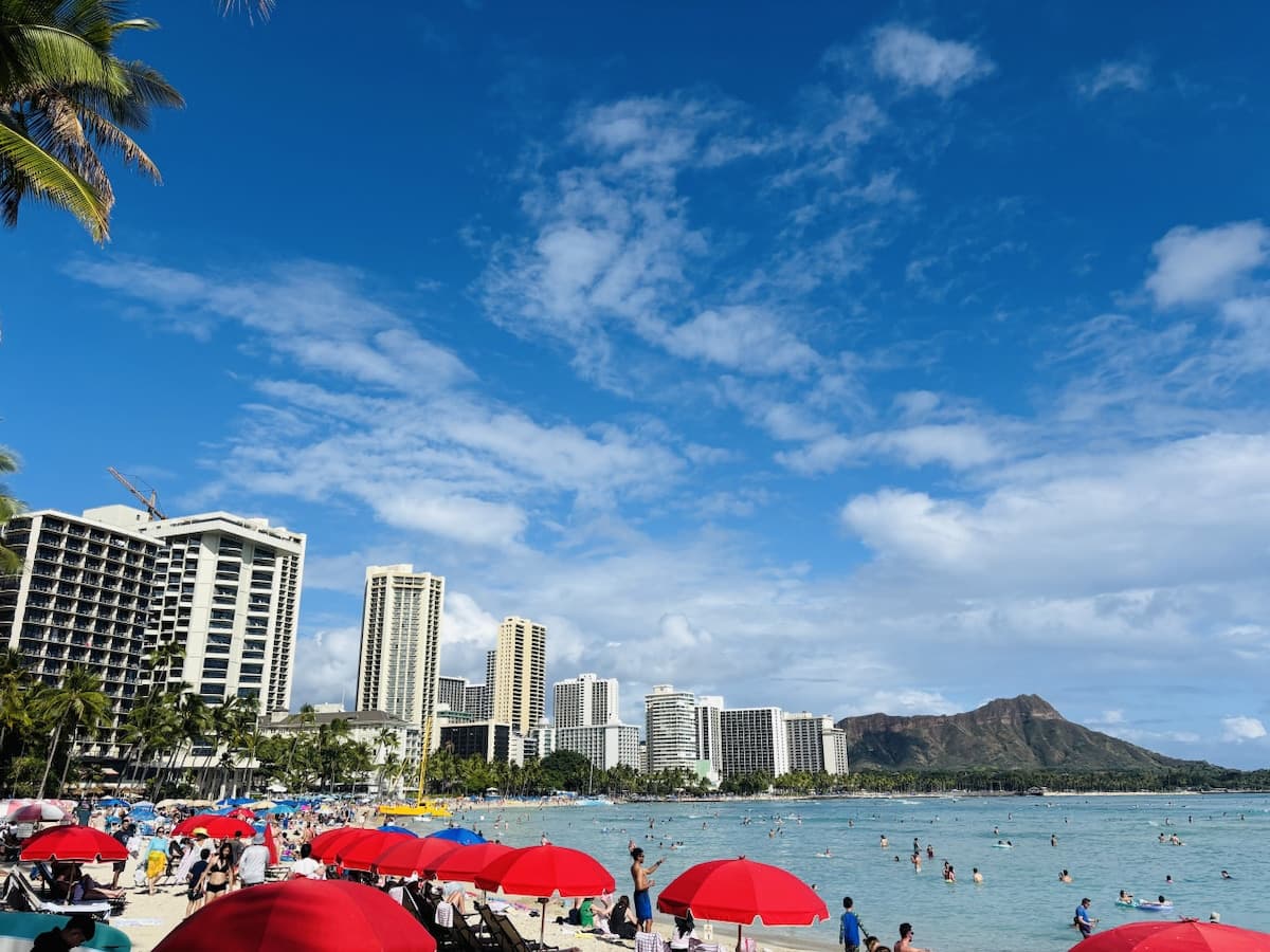 Condo in Honolulu · ★4.21 · 1 bedroom · 3 beds · 1 private bath - Photo 5