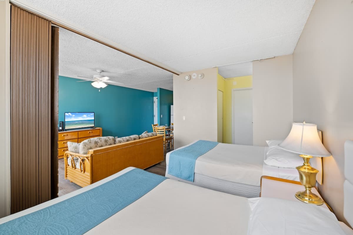 Condo in Honolulu · ★4.21 · 1 bedroom · 3 beds · 1 private bath - Photo 1