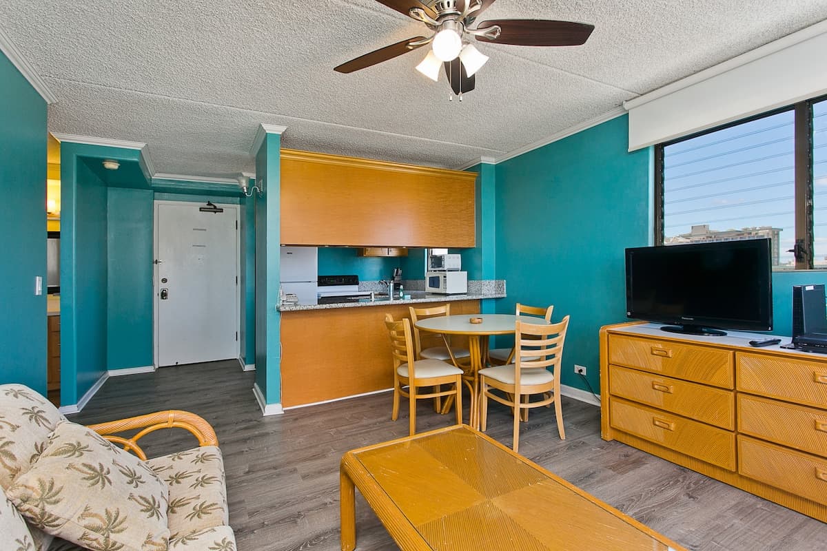 Condo in Honolulu · ★4.2 · 1 bedroom · 3 beds · 1 private bath - Photo 2